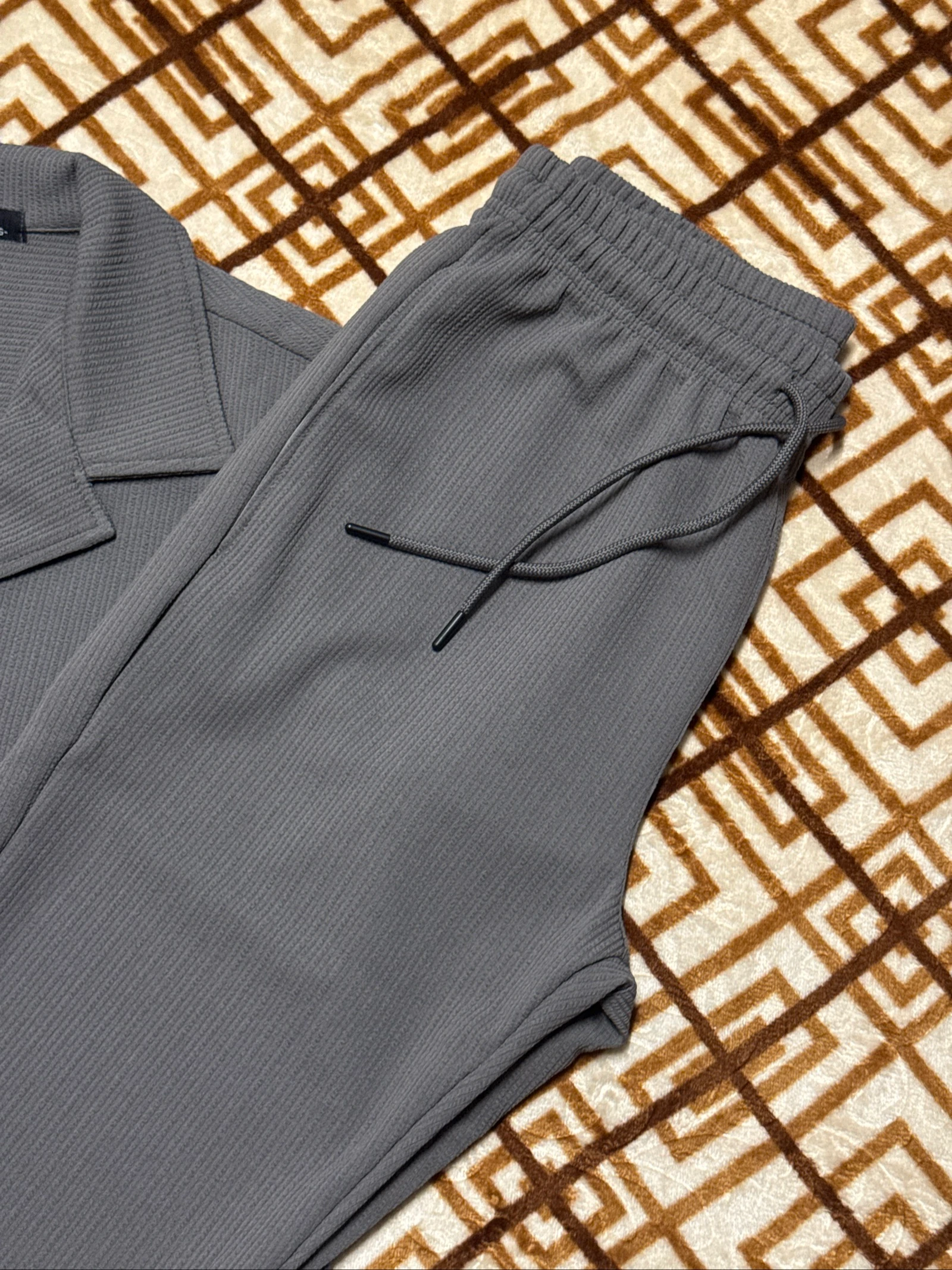 Conjunto de descanso gris para hombre ZAYNE - Camisa de manga corta y pantalones talla S – photo 3